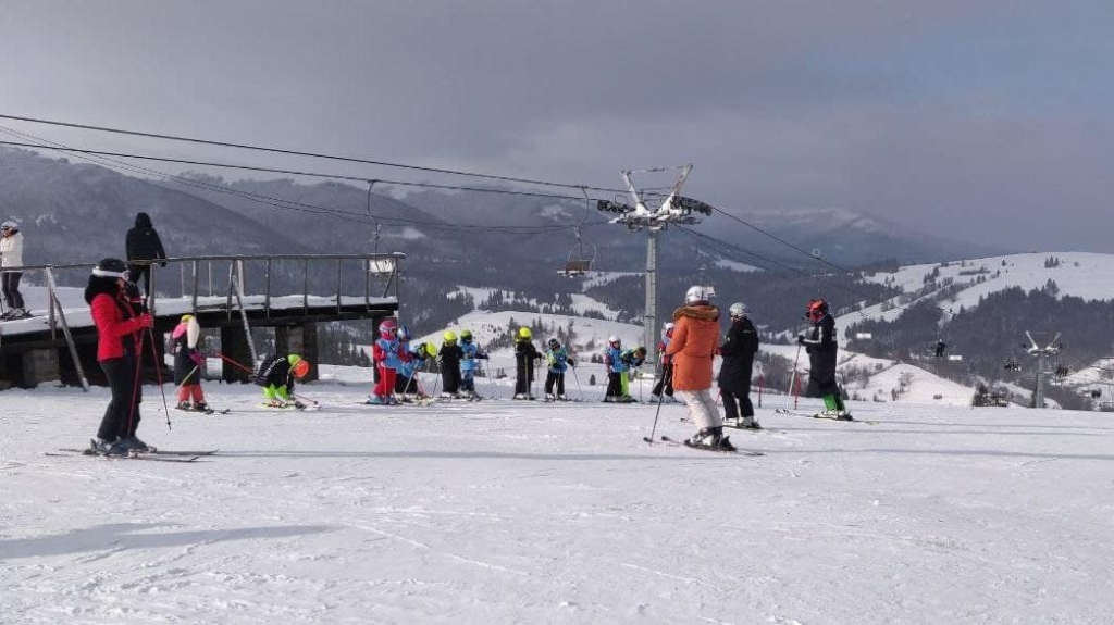 Бюджетно, без черг і з купою вражень. Як відпочивають у засніженому Закарпатті 1 Українці вже активно штурмують гірські траси / фото ТА