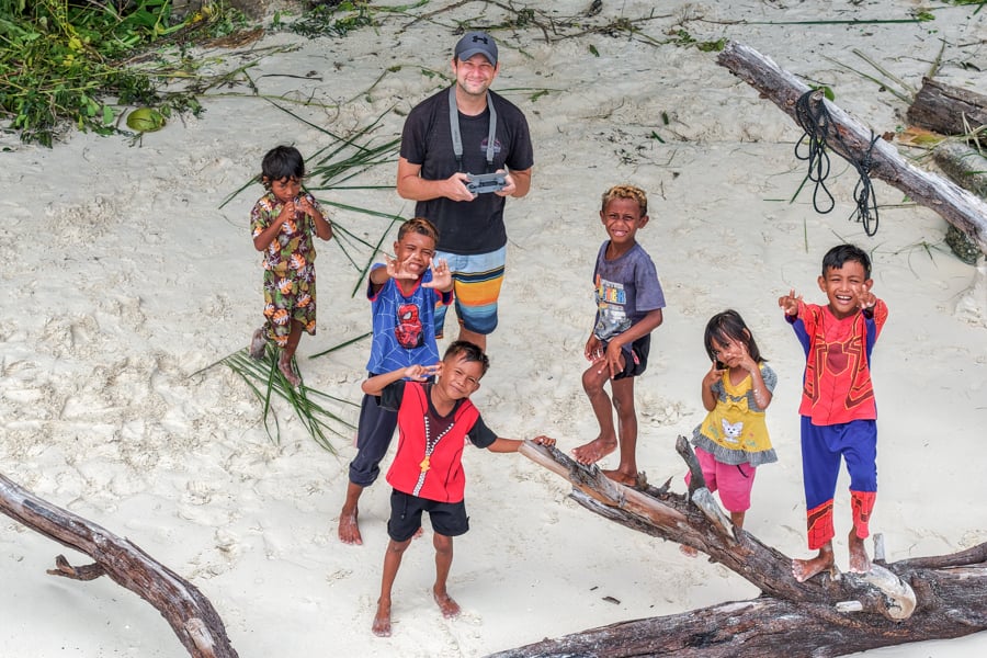 Місул: Місцеве життя Місцевий житель пливе на традиційному човні біля острова Місул.