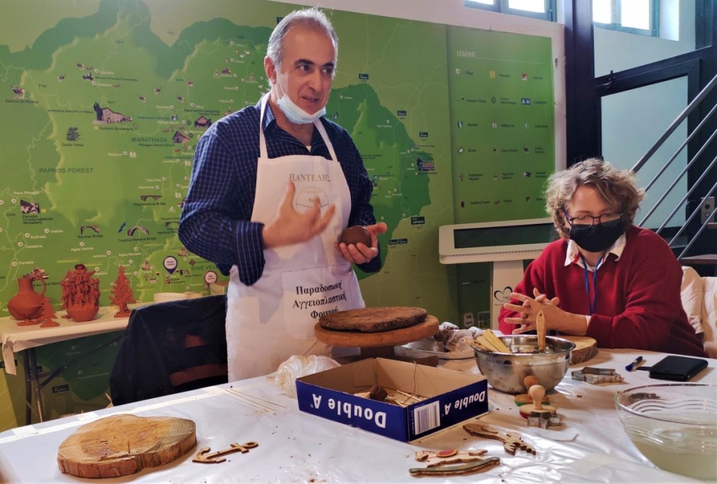 Чим дивує Кіпр взимку: різдвяні селища, прогулянки без палючого сонця і релакс в СПА 58 Робимо різдвяні іграшки в Платресі / фото Марина Григоренко