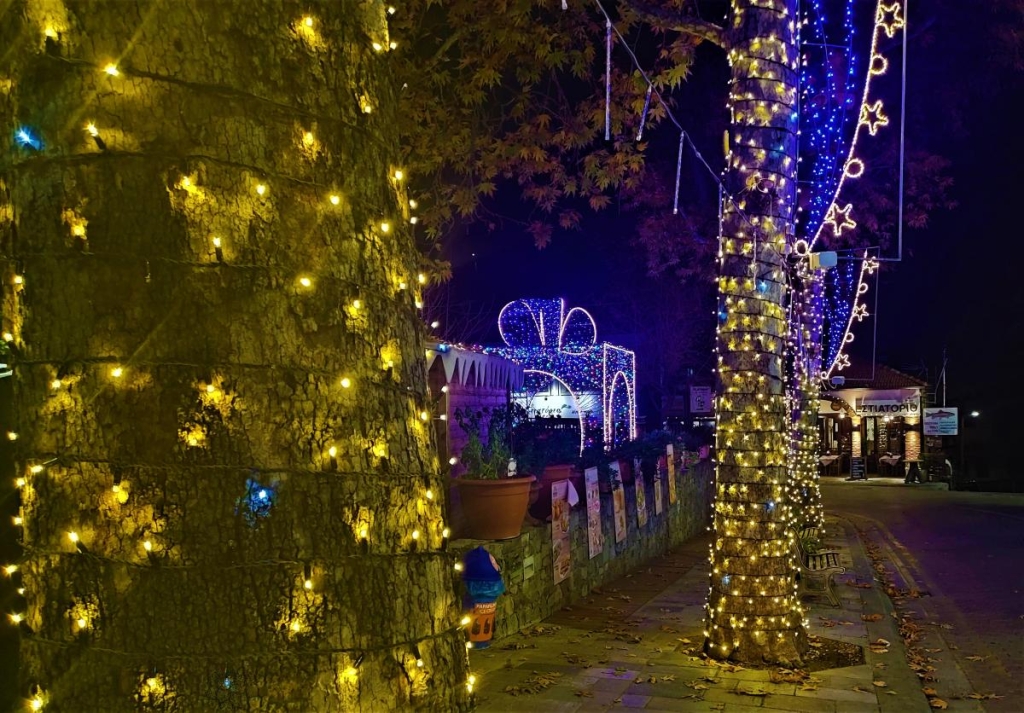 Чим дивує Кіпр взимку: різдвяні селища, прогулянки без палючого сонця і релакс в СПА 47 Так кіпрські селища прикрашають до Різдва / фото Марина Григоренко