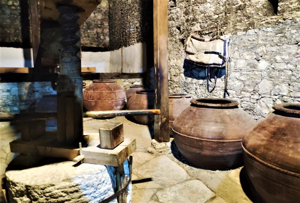 Чим дивує Кіпр взимку: різдвяні селища, прогулянки без палючого сонця і релакс в СПА 61 Старовинний винний прес в Омодосі / фото Марина Григоренко