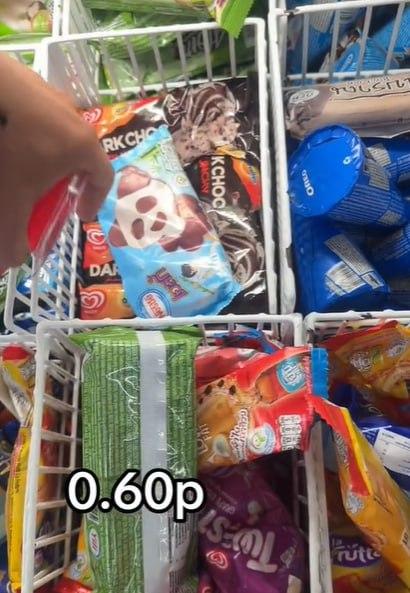 Чоловік показав, скільки всього можна придбати на 1 фунт стерлінгів у Таїланді 4 кадр з відео