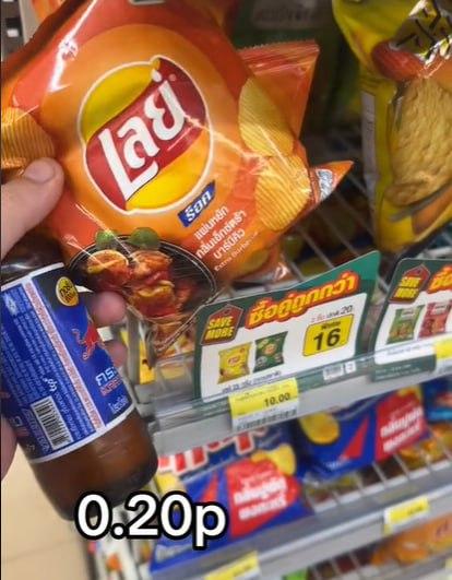 Чоловік показав, скільки всього можна придбати на 1 фунт стерлінгів у Таїланді 3 кадр з відео