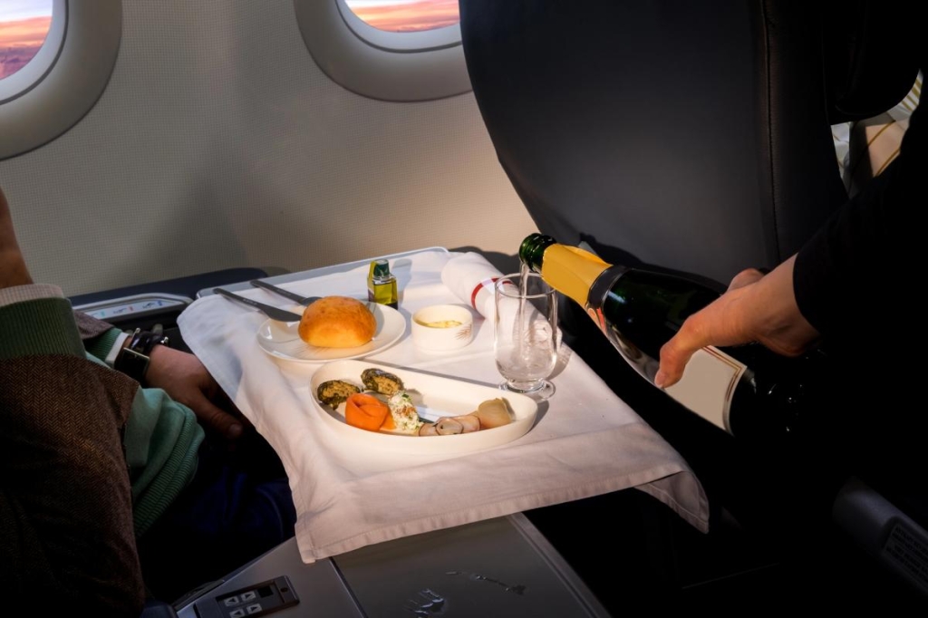 Чому краще уникати їжі на борту літака: стюардеса розкрила головні причини 1 Водночас їжу під час польоту краще уникати, радить експерт / фото ua.depositphotos.com