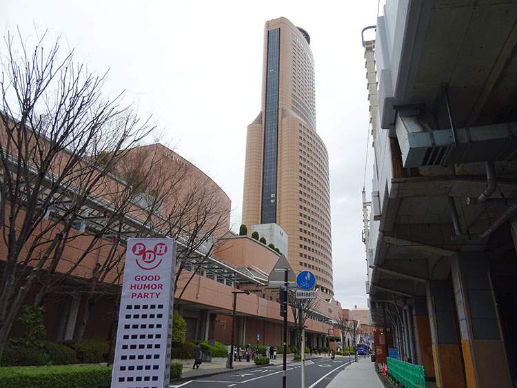 Модерний японський дизайн Інтер'єр конференц-залу з елементами традиційного японського дизайну у новій будівлі в Хамамацу з видом на місто.
