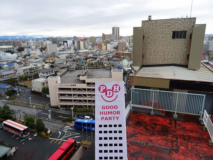 Висота та сучасність Вигляд на сучасну висотну будівлю Act City Hamamatsu висотою 213 метрів на фоні міста з мультикультурною спільнотою, що символізує глобальність.