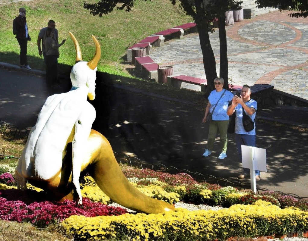 На Співочому полі у Києві відкрилася астрологічна виставка хризантем (фоторепортаж) 8 На Співочому полі у Києві відкрилася астрологічна виставка хризантем (фоторепортаж)