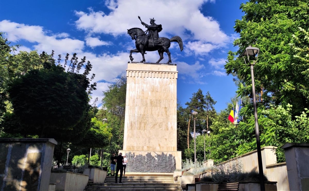 День в Сучаві: що варто знати про місто з найближчим до України міжнародним аеропортом 19 Статуя Штефану Великому / фото Марина Григоренко