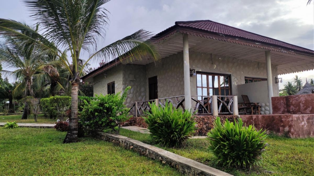 Досліджуючи Занзібар, частина 1: острів щасливих людей та вічного літа 13 Готель Mandarin Zanzibar невеличкий, але дуже зелений і затишний / фото Марина Григоренко