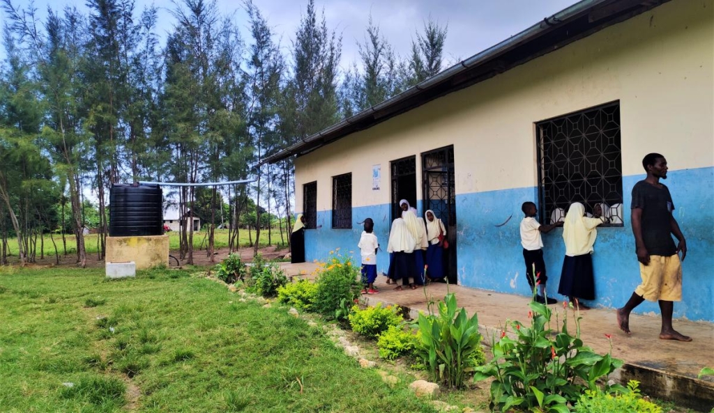 Досліджуючи Занзібар, частина 1: острів щасливих людей та вічного літа 5 Місцеві живуть бідно – ось так виглядає типова державна школа / фото Марина Григоренко