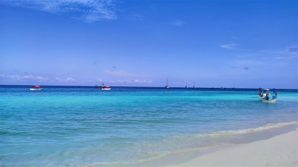 Досліджуючи Занзібар, частина 1: острів щасливих людей та вічного літа 9 Без сонцезахисного крему і засобу від комарів на Занзібарі нічого робити / фото Марина Григоренко