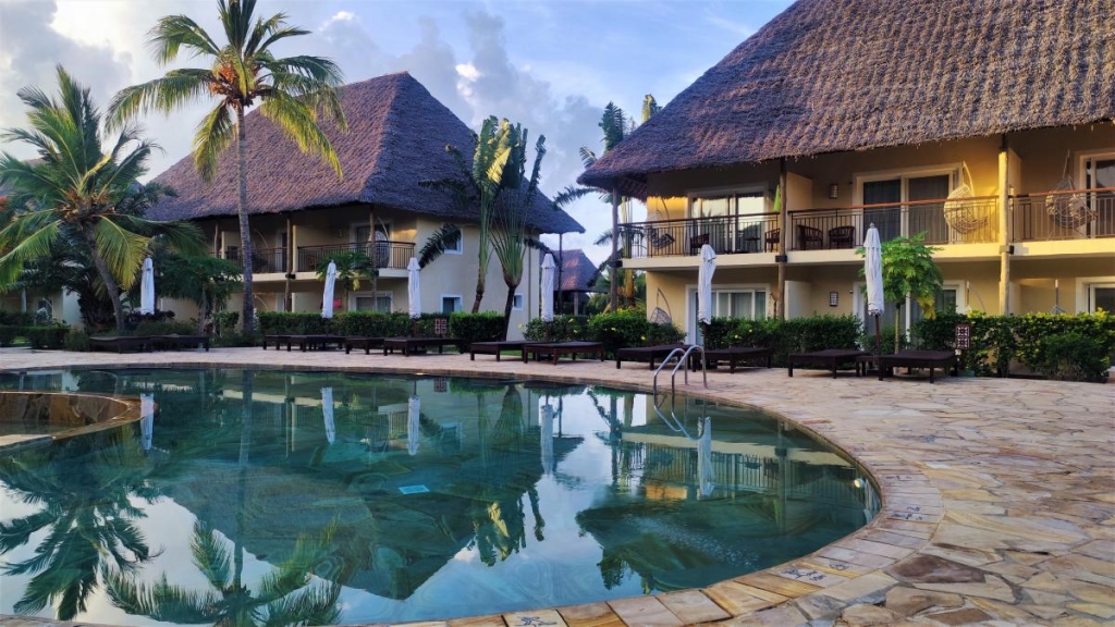 Досліджуючи Занзібар, частина 1: острів щасливих людей та вічного літа 21 Готель Tui Blue Bahari Zanzibar є доволі великим, але затишним / фото Марина Григоренко