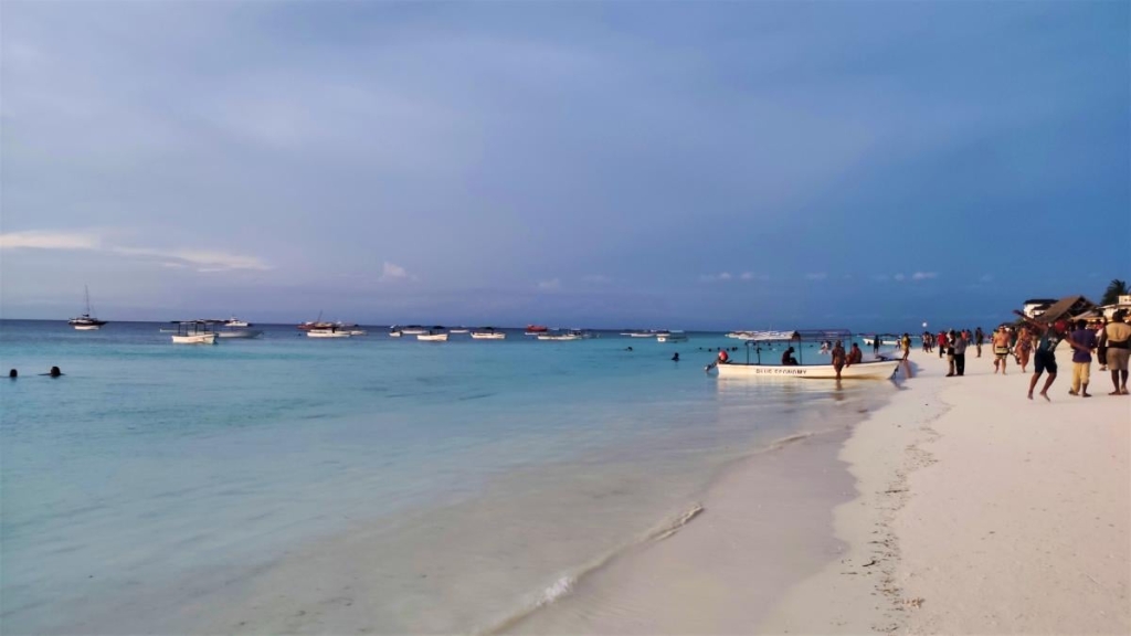 Досліджуючи Занзібар, частина 1: острів щасливих людей та вічного літа 2 Типовий вечір на занзібарському пляжі – місцеві виходять поспілкуватися / фото Марина Григоренко