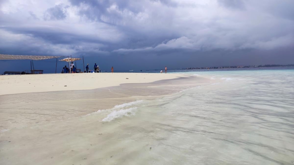 Досліджуючи Занзібар, частина 2: справжнє африканське сафарі та Фредді Мерк'юрі 20 Острів Накупенда з'являється тільки під час відпливу / фото Марина Григоренко