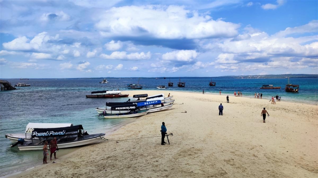 Досліджуючи Занзібар, частина 2: справжнє африканське сафарі та Фредді Мерк'юрі 24 Острів Чанг приймає чимало човнів з туристами / фото Марина Григоренко