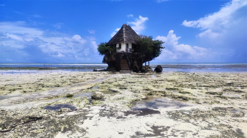 Досліджуючи Занзібар, частина 2: справжнє африканське сафарі та Фредді Мерк'юрі 30 Ресторан The Rock найвідоміший і найдорожчий на Занзібарі / фото Марина Григоренко