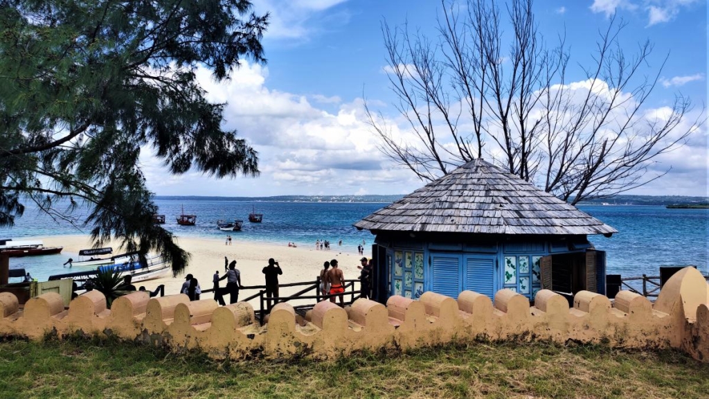 Досліджуючи Занзібар, частина 2: справжнє африканське сафарі та Фредді Мерк'юрі 25 Колись на острові Чанг планували облаштувати в'язницю / фото Марина Григоренко