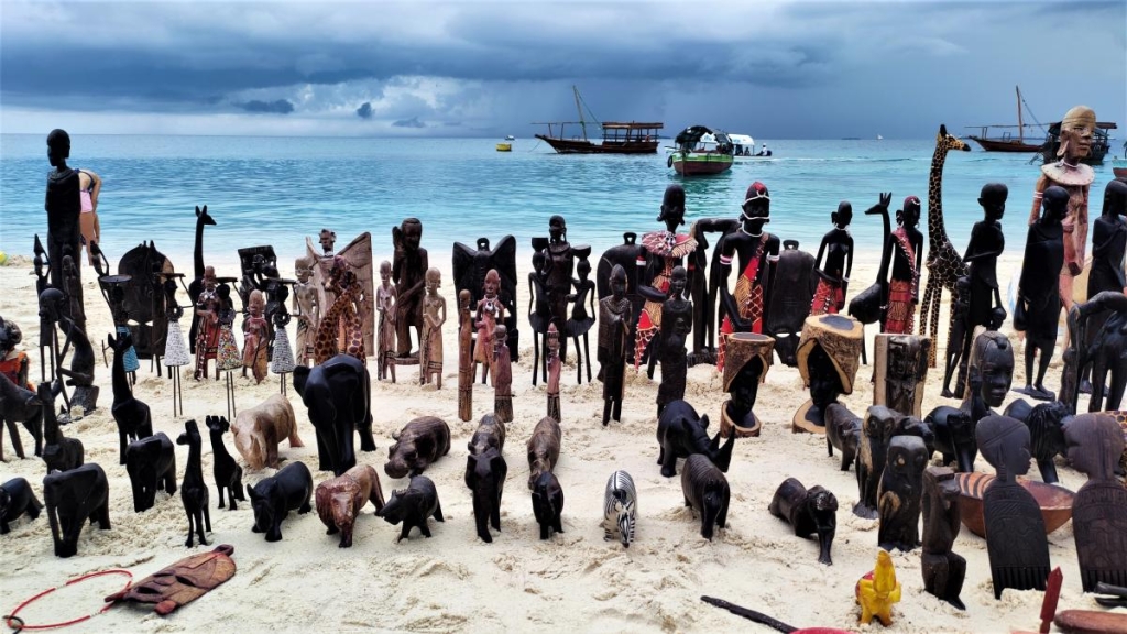 Досліджуючи Занзібар, частина 2: справжнє африканське сафарі та Фредді Мерк'юрі 22 Також на острові можна купити цікаві сувеніри, але варто вміти торгуватися / фото Марина Григоренко