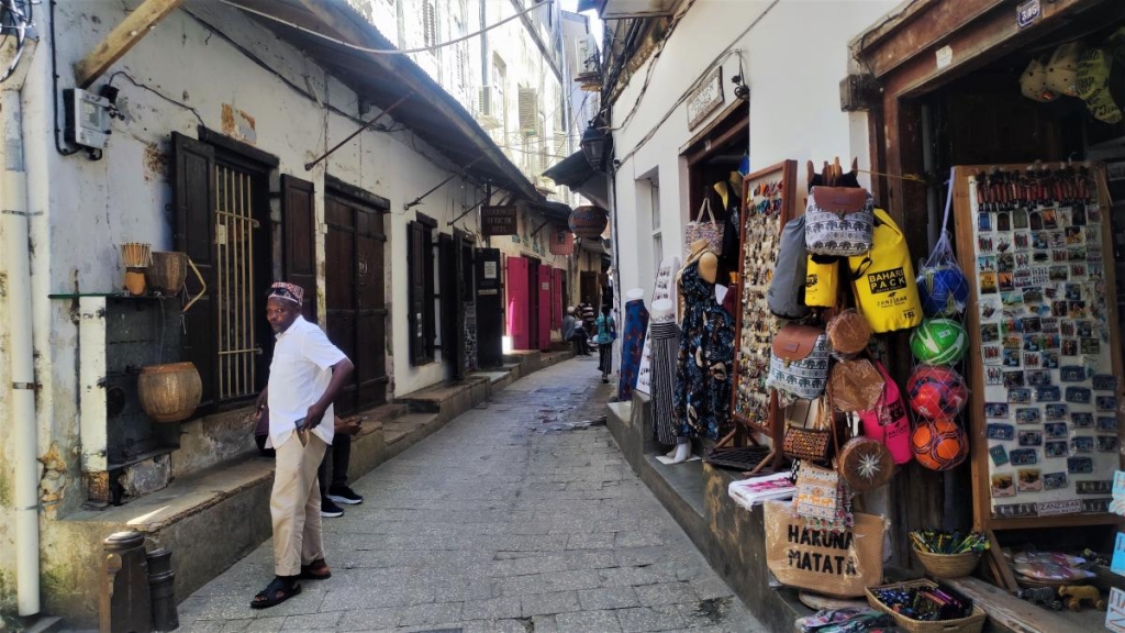 Досліджуючи Занзібар, частина 2: справжнє африканське сафарі та Фредді Мерк'юрі 12 В столиці Занзібару можна закупитися сувенірами / фото Марина Григоренко