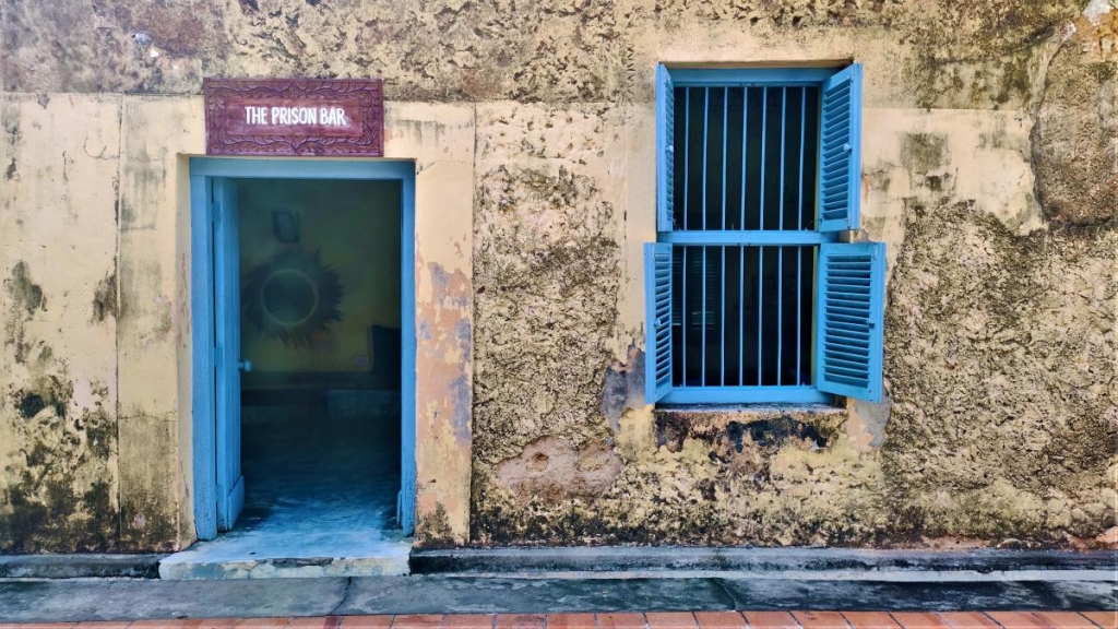 Досліджуючи Занзібар, частина 2: справжнє африканське сафарі та Фредді Мерк'юрі 26 Тепер туристи можуть випити в "тюремному" барі / фото Марина Григоренко