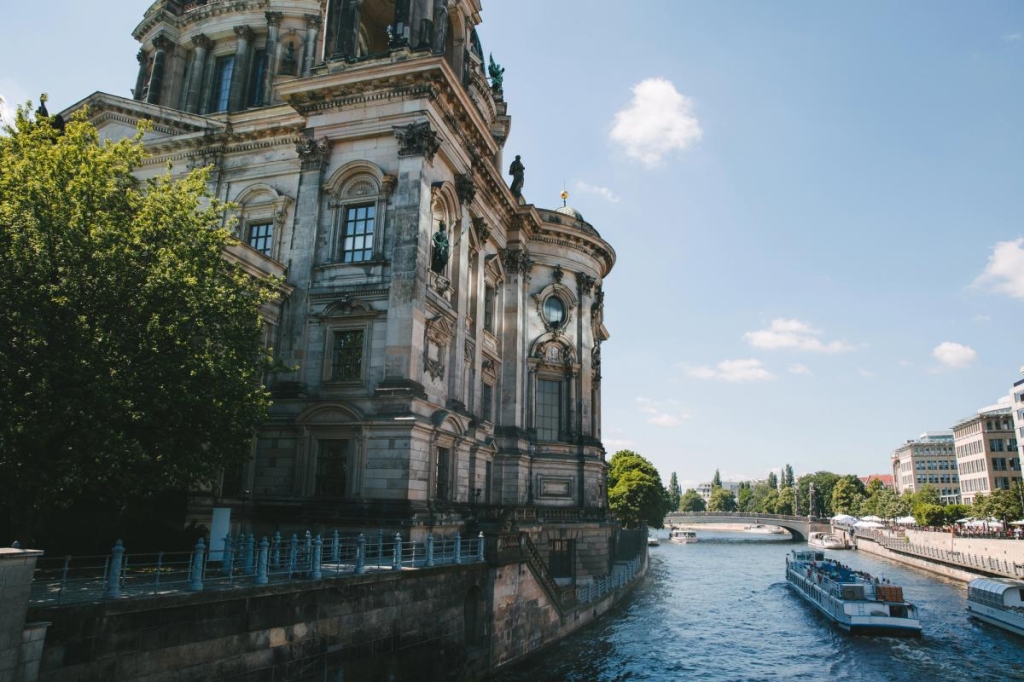 Досвідчена туристка назвала три європейські міста, в які більше ніколи не повернеться 1 Зокрема до цього переліку увійшла і столиця Німеччини / фото ua.depositphotos.com