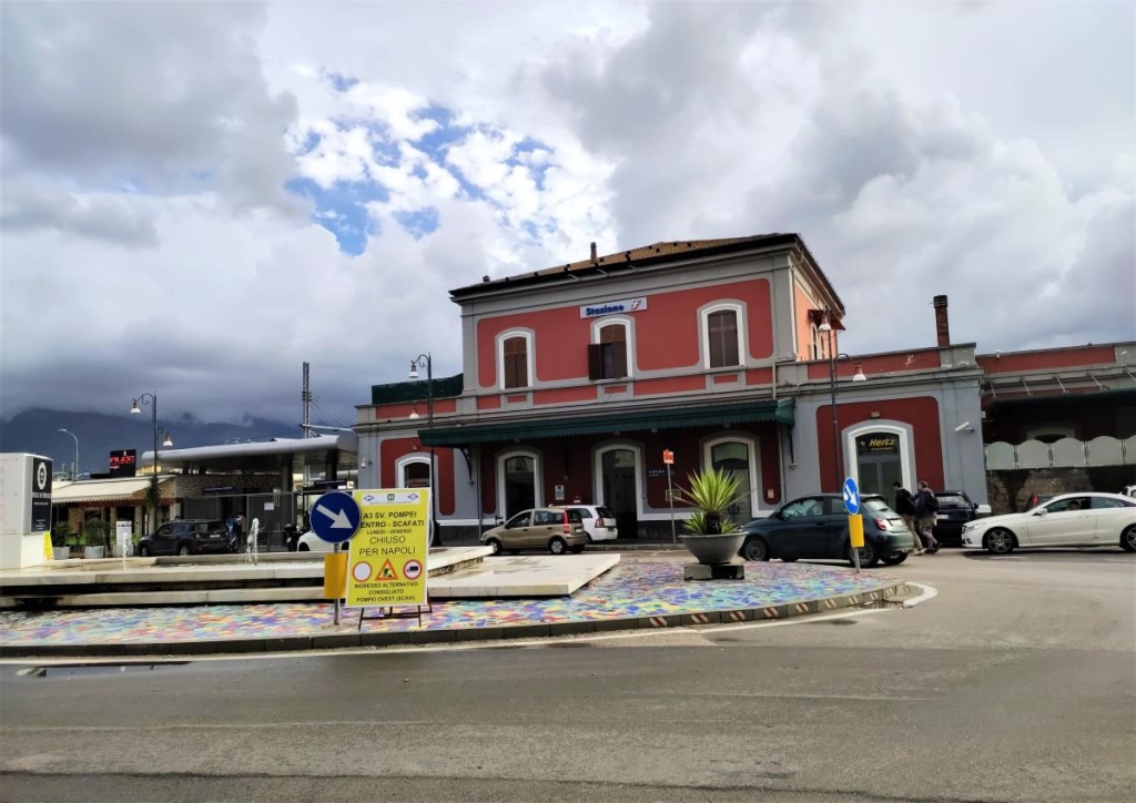 Вокзал Помпеї: Початок подорожі Вокзал сучасного містечка Помпеї, з якого зручно починати екскурсію