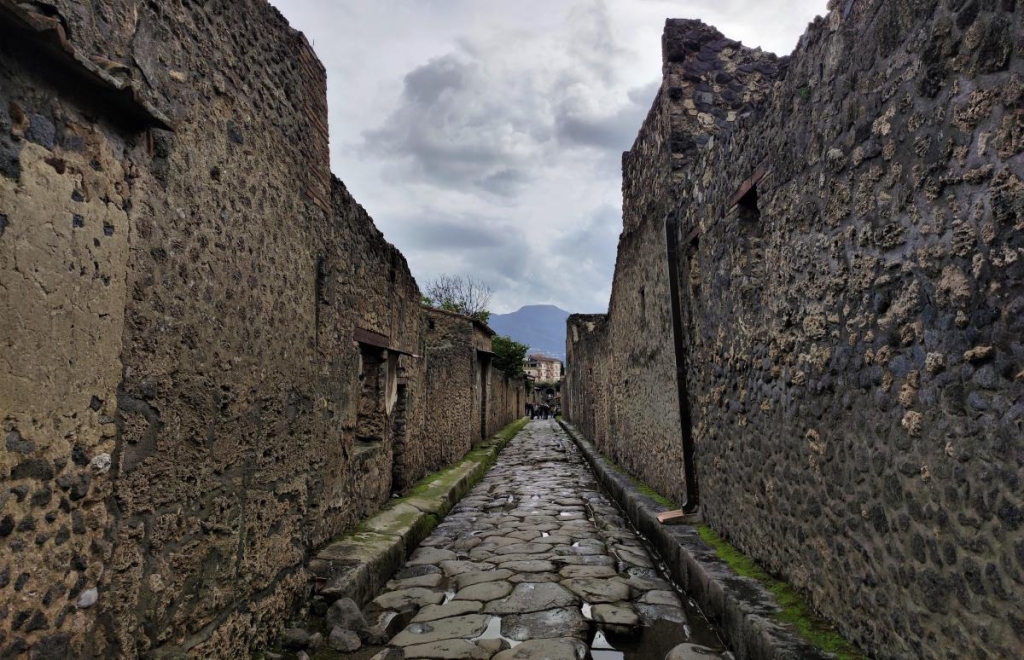 Помпеї: Уникаючи натовпу В Помпеях цілком реально уникати натовпів туристів, обравши правильний час