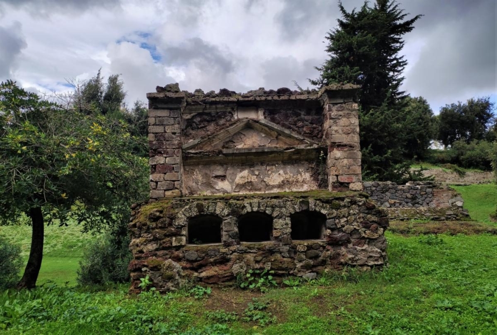 Везувій: наглядає за Помпеями Везувій та Помпеї: погляд на вулкан з руїн міста. Самостійна подорож