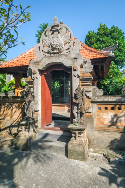 Сімейний відпочинок в Санурі Відпочинок в Санурі: сім'я прогулюється пляжем під час заходу сонця, Балі.