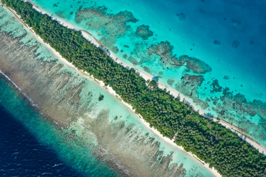 Захід сонця на Дігураху Захід сонця над островом Дігурах, помаранчеве небо, силует пальм.