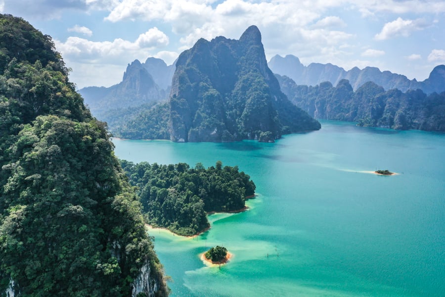 Спокій на озері Чео Лан Озеро Чео Лан в Као Сок: плавучі бунгало на тлі джунглів.