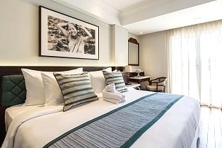 Активний відпочинок Кайтсерфінг на пляжі Санур з яскравими повітряними зміями