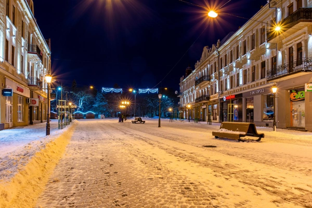 Екстрим в Карпатах, дельфіни в Одесі та без комендантської години у Закарпатті: як провести воєнну новорічну ніч 2 Попри відсутність комендантської години і відносну безпеку, Ужгород не планує масштабних святкувань / фото ua.depositphotos.com