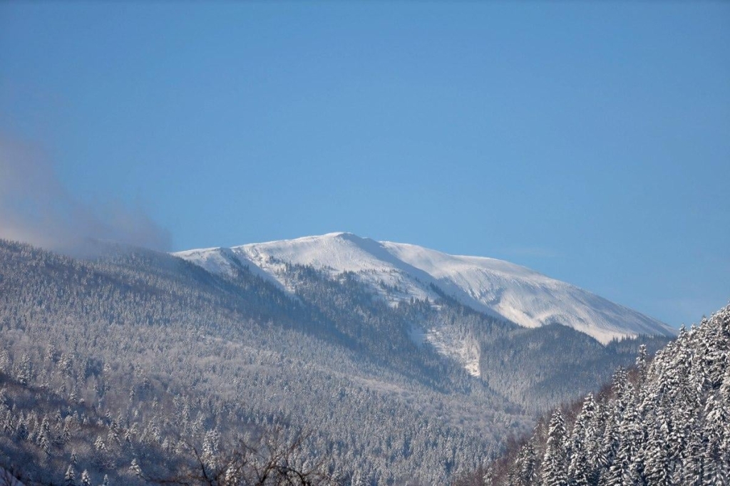 Екстрим в Карпатах, дельфіни в Одесі та без комендантської години у Закарпатті: як провести воєнну новорічну ніч 5 Любителям екстриму пропонують зустріти Новий рік на Говерлі / фото ТА