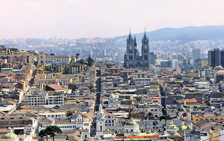 Еквадор: Вулкани і капелюхи Еквадор: мальовничий пейзаж з вулканами, унікальними жабами та панамськими капелюхами вдалині