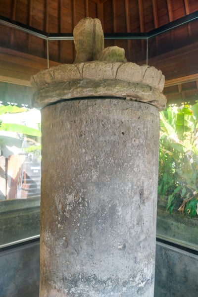 Санур: райський куточок Туризм в Санурі: мальовничий вид на пляж Санур з пальмами та блакитною водою.