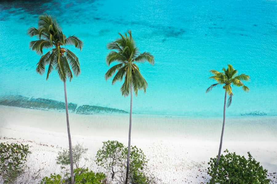 Пляж Бангай: тропічний рай Приголомшливий пляж на островах Бангай, Сулавесі, Індонезія з білим піском