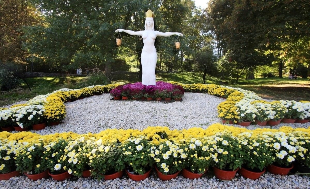 На Співочому полі у Києві відкрилася астрологічна виставка хризантем (фоторепортаж) 4 На Співочому полі у Києві відкрилася астрологічна виставка хризантем (фоторепортаж)