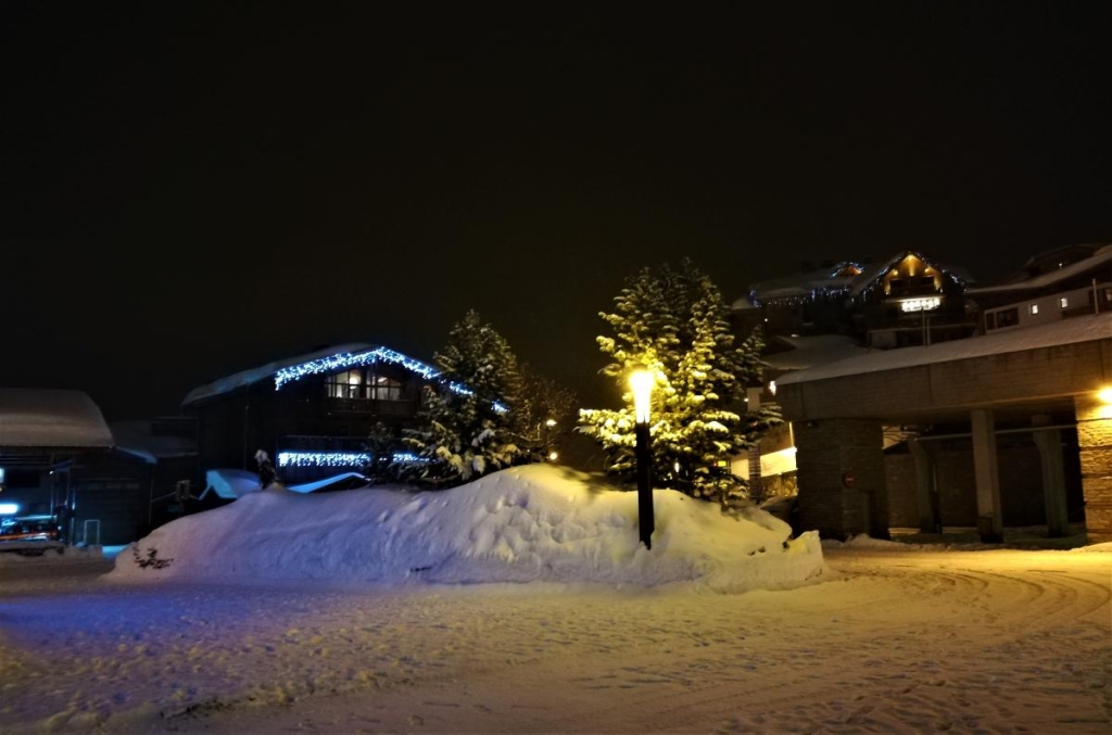 Французькі Альпи не за всі гроші світу 20 Вогні прикрашають Тінь до кінця сезону / фото Марина Григоренко