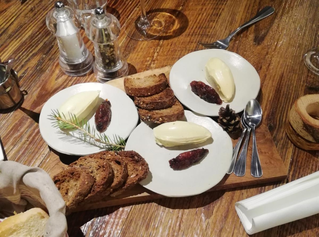 Французькі Альпи не за всі гроші світу 10 Ресторан Chez Pépé Nicolas потрудився над оформленням страв / фото Марина Григоренко