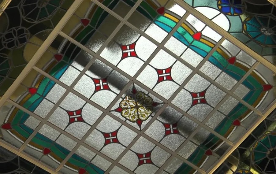 Храми, вокзали та старовинні вілли України: де досі сяють унікальні кольорові вітражі Храми, вокзали та старовинні вілли України: де досі сяють унікальні кольорові вітражі 8