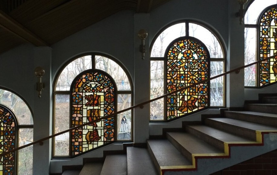 Храми, вокзали та старовинні вілли України: де досі сяють унікальні кольорові вітражі Храми, вокзали та старовинні вілли України: де досі сяють унікальні кольорові вітражі 6