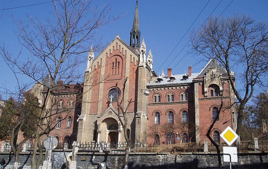 Храми, вокзали та старовинні вілли України: де досі сяють унікальні кольорові вітражі Храми, вокзали та старовинні вілли України: де досі сяють унікальні кольорові вітражі 4