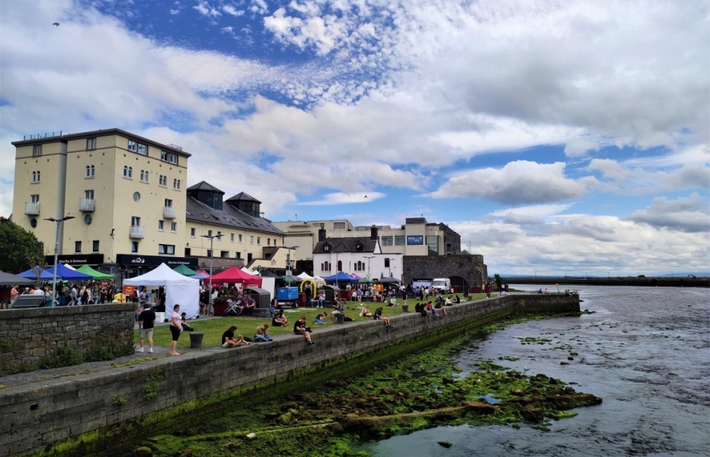 Ірландський Голвей: яскрава альтернатива переповненому туристами Дубліну 22 Іспанська арка є популярним тусовочним місцем в Голвеї / фото Марина Григоренко