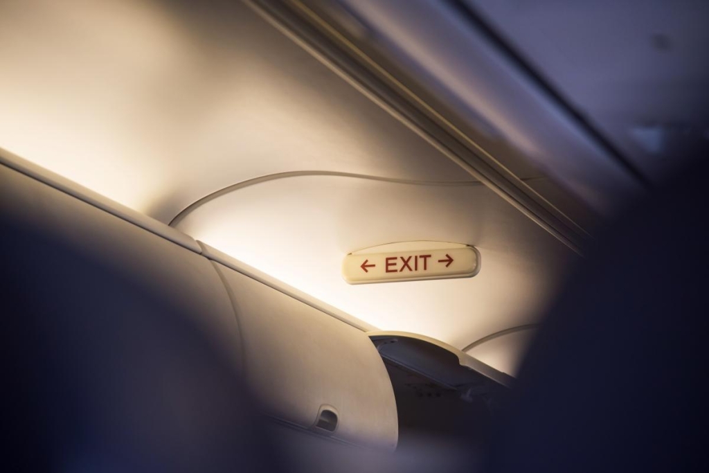 Як вибрати собі місце в літаку - секрети комфортного перельоту 4 Аварійний вихід в літаку / depositphotos.com