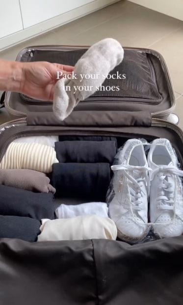 Як заощадити місце у валізі, взявши багато речей: блогерка поділилася лайфхаком 2 Шкарпетки варто запакувати у взуття / фото скріншот із відео