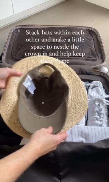Як заощадити місце у валізі, взявши багато речей: блогерка поділилася лайфхаком 3 У головні убори можна вкласти додаткові речі / фото скріншот із відео
