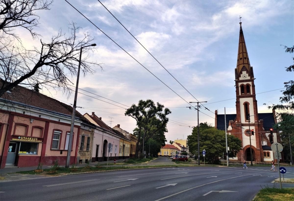 Дебрецен: нічний аеропорт Аеропорт Дебрецен вночі: безпека та сучасне освітлення території.