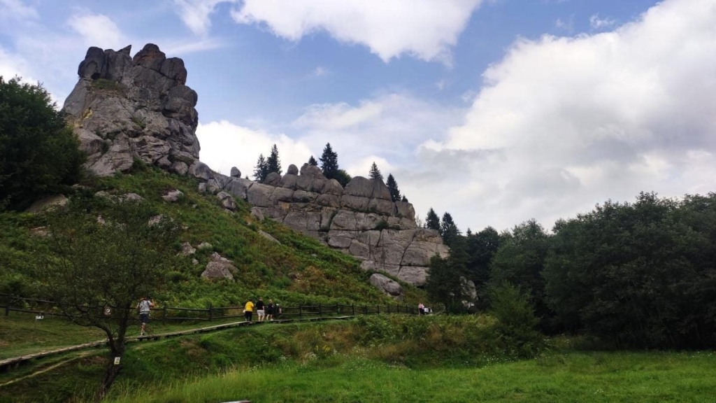 Ямельницькі скелі: блукаючи непрохідними стежками УПА 39 Ямельницькі скелі: блукаючи непрохідними стежками УПА