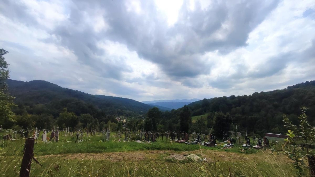 Ямельницькі скелі: блукаючи непрохідними стежками УПА 23 Замість скель ми прийшли на цвинтар / фото Марина Григоренко